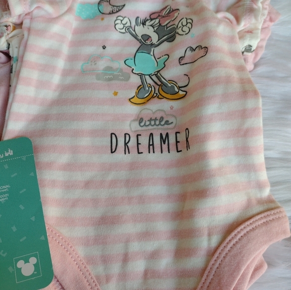 Lots of newborn burp clothes and one pieces - Picture 3 of 7